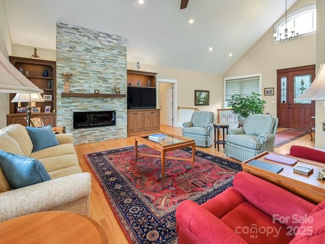 383 Ridgeview Hill Drive, Hendersonville, NC 28791