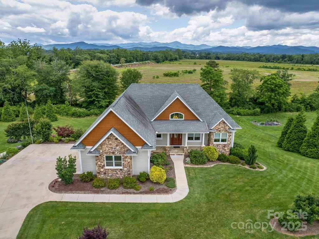 383 Ridgeview Hill Drive, Hendersonville, NC 28791