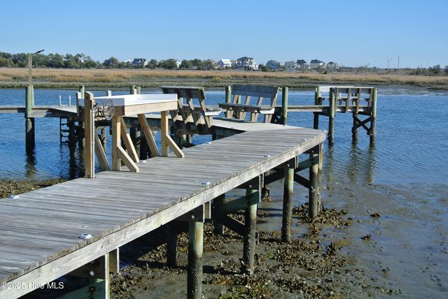 1317 Fathom Way, Morehead City, NC 28557
