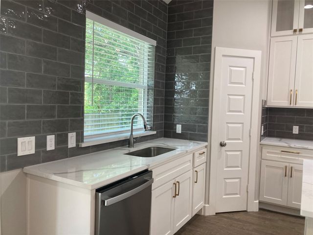 2814 18th Street W, Irving, TX 75060