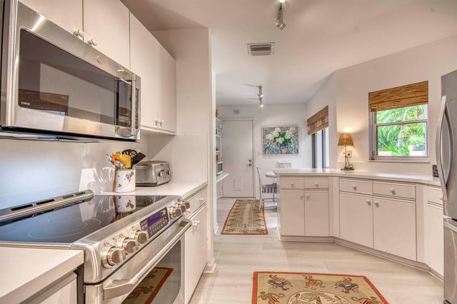 525 Prestwick Circle, Palm Beach Gardens, FL 33418