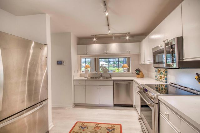 525 Prestwick Circle, Palm Beach Gardens, FL 33418
