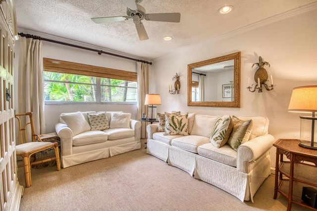 525 Prestwick Circle, Palm Beach Gardens, FL 33418