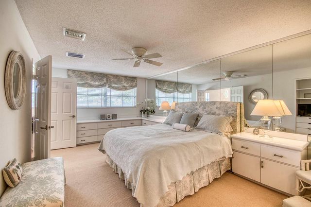 525 Prestwick Circle, Palm Beach Gardens, FL 33418