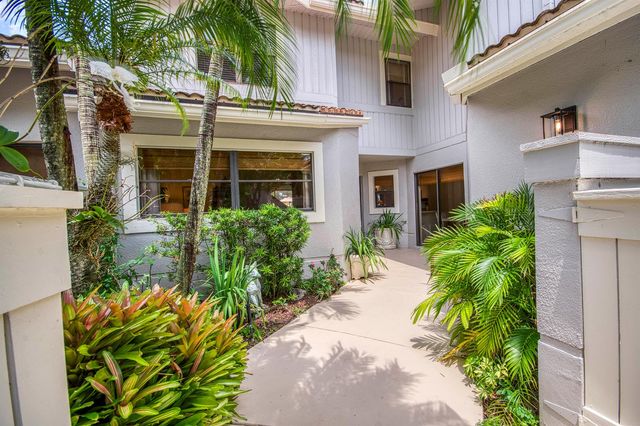 525 Prestwick Circle, Palm Beach Gardens, FL 33418