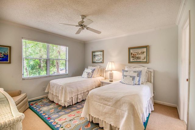 525 Prestwick Circle, Palm Beach Gardens, FL 33418