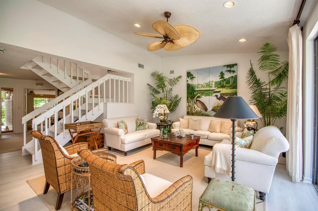 525 Prestwick Circle, Palm Beach Gardens, FL 33418