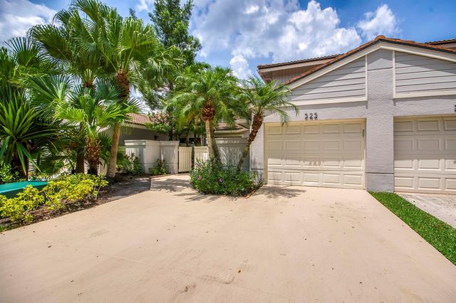 525 Prestwick Circle, Palm Beach Gardens, FL 33418