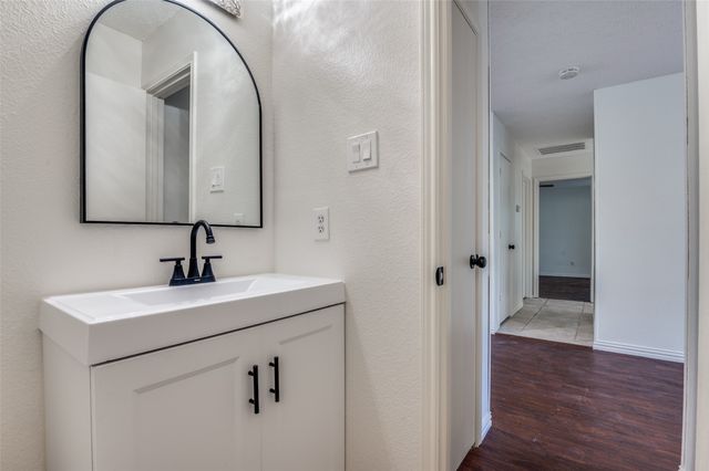1122 Mazourka Drive, Arlington, TX 76001