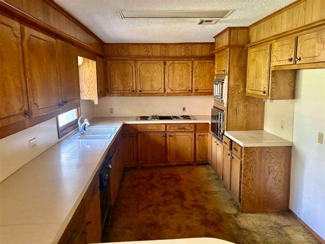 1108 NW 31st St, Lawton, OK 73505