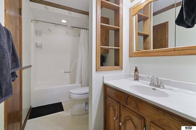 7778 Greenleaf Drive, La Vista, NE 68128