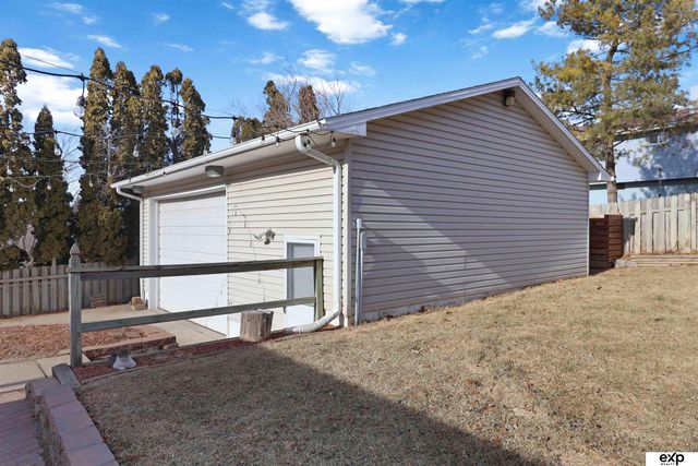 7778 Greenleaf Drive, La Vista, NE 68128