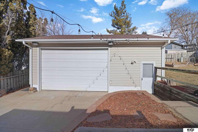 7778 Greenleaf Drive, La Vista, NE 68128