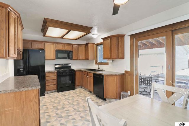 7778 Greenleaf Drive, La Vista, NE 68128