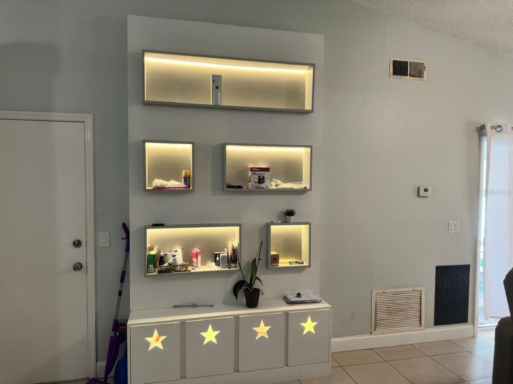 Image 19 of property listing at 173 LAKE DRIVE, Orlando, FL 32835