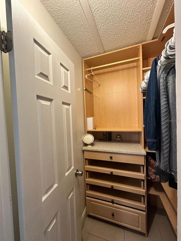 Image 24 of property listing at 173 LAKE DRIVE, Orlando, FL 32835