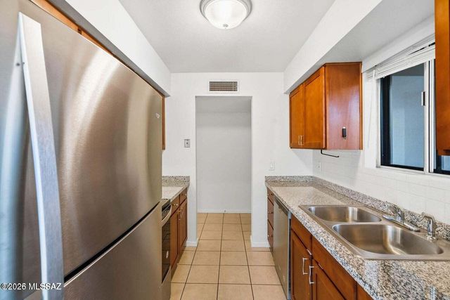 660 E River Road APT W, Tucson, AZ 85704