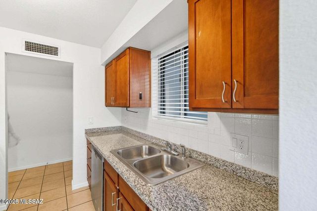 660 E River Road APT W, Tucson, AZ 85704