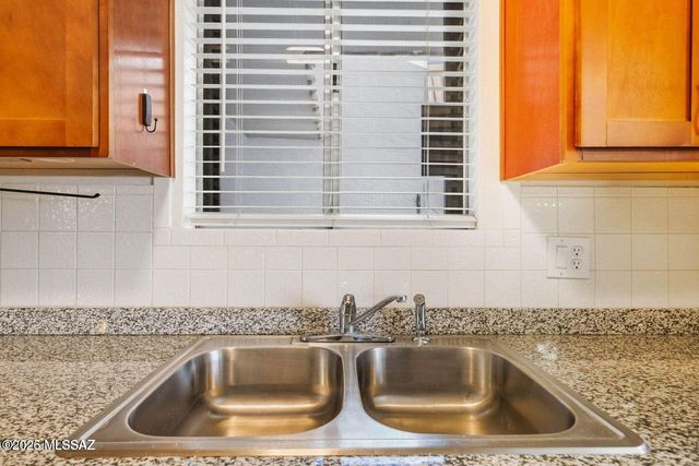 660 E River Road APT W, Tucson, AZ 85704