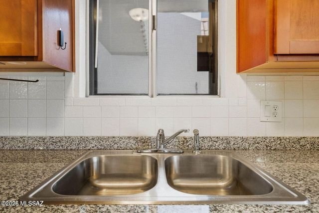 660 E River Road APT W, Tucson, AZ 85704