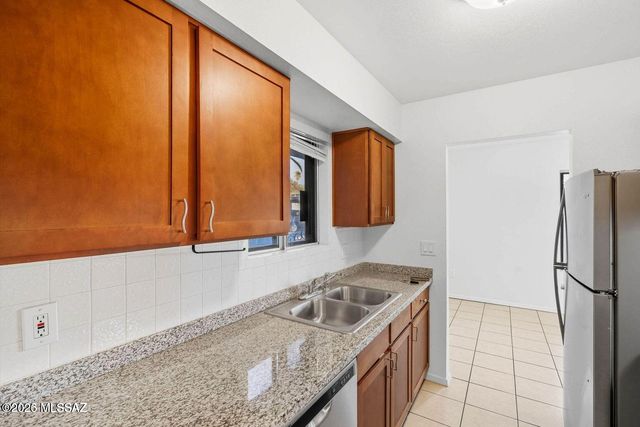 660 E River Road APT W, Tucson, AZ 85704