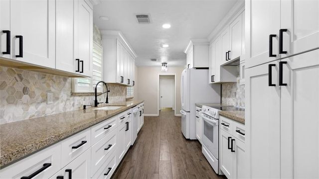 3203 W Piney Brook Drive, La Porte, TX 77571