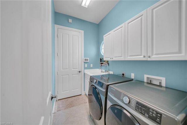 7672 Sussex CT, Naples, FL 34113