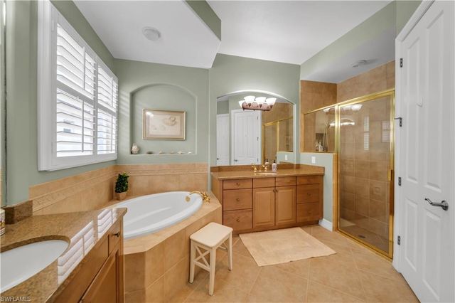 7672 Sussex CT, Naples, FL 34113