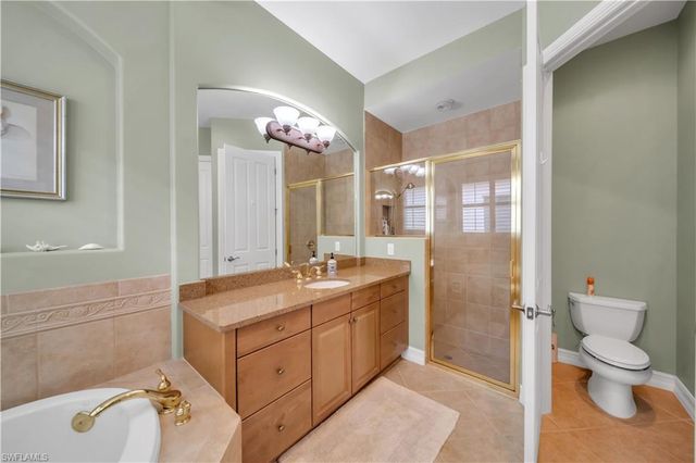 7672 Sussex CT, Naples, FL 34113