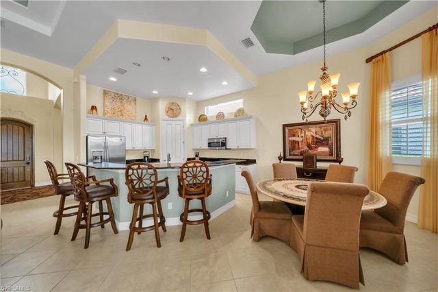 7672 Sussex CT, Naples, FL 34113