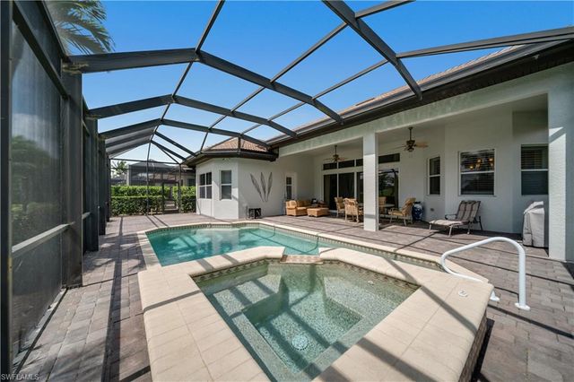 7672 Sussex CT, Naples, FL 34113