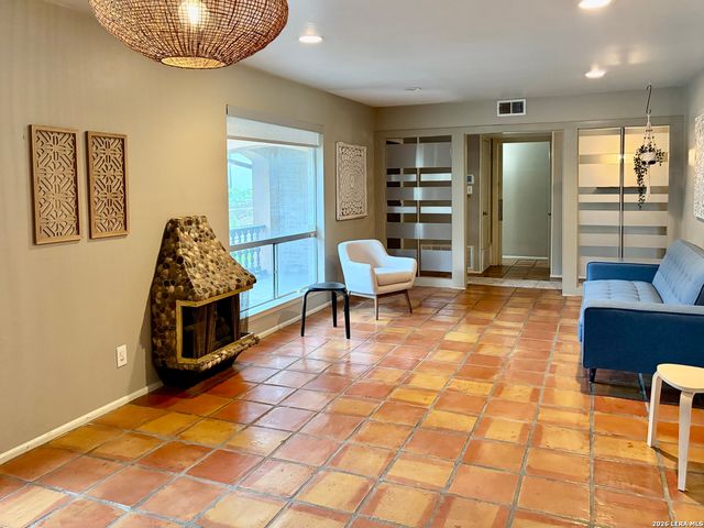 8915 Datapoint Dr Apt 44B, San Antonio, TX 78229