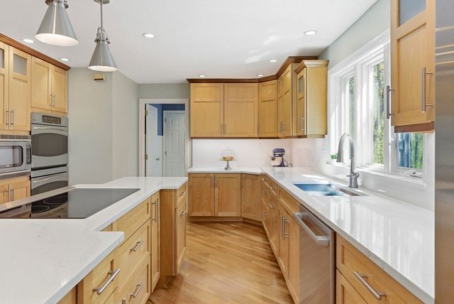 8 Valleywood Rd, Hopkinton, MA 01748