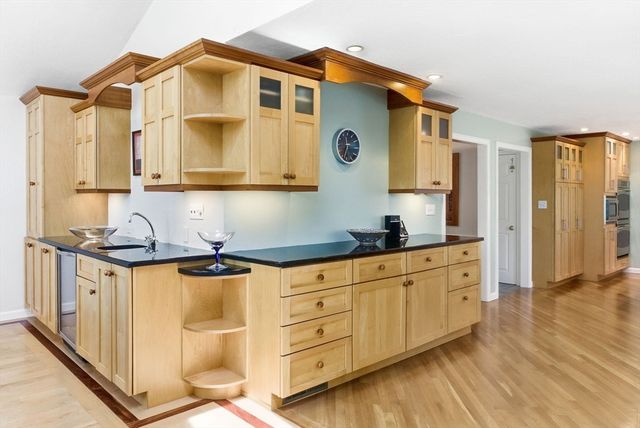 8 Valleywood Rd, Hopkinton, MA 01748