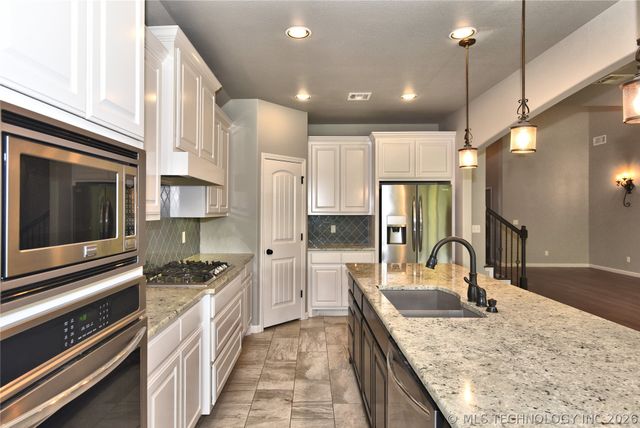 2620 W 116th Place S, Jenks, OK 74137
