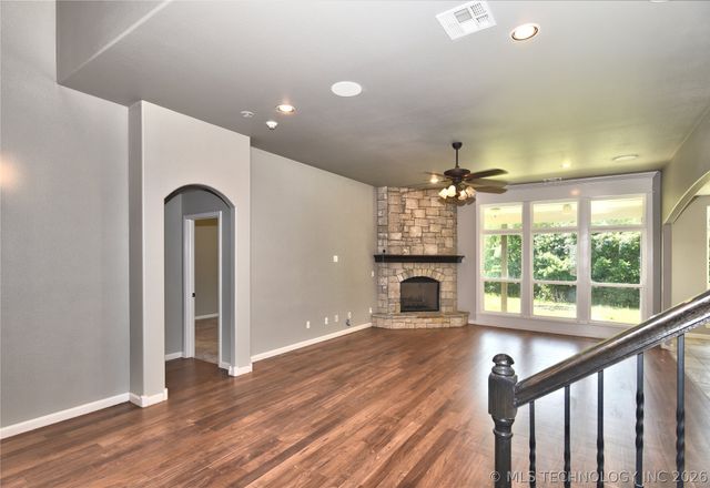 2620 W 116th Place S, Jenks, OK 74137