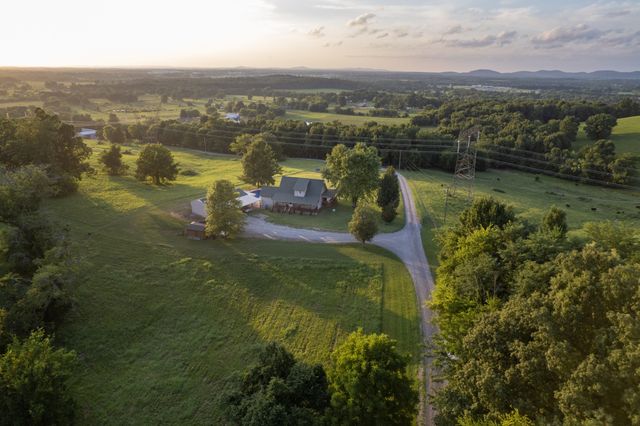 250 High Meadows Ln, Shelbyville, TN 37160