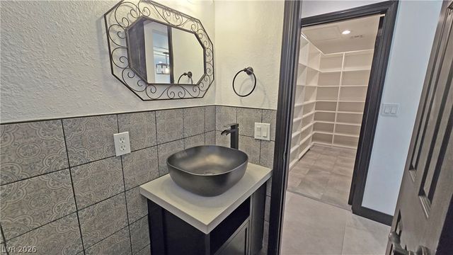 2870 Belcastro Street, Las Vegas, NV 89117