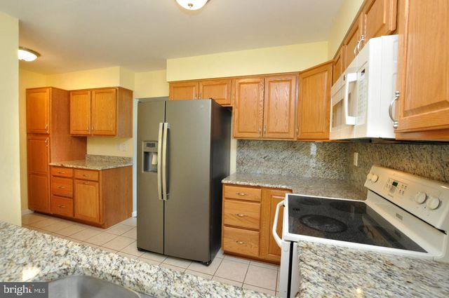 192 CANTERBURY RD, Mount Laurel, NJ 08054