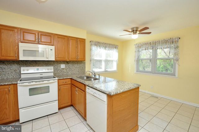 192 CANTERBURY RD, Mount Laurel, NJ 08054