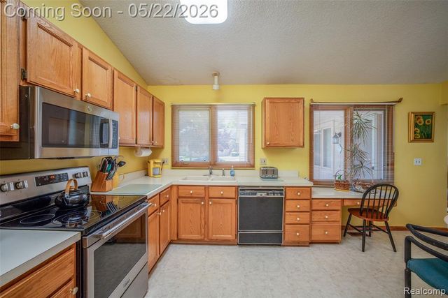 22130 River Ridge Trail, Farmington Hills, MI 48335