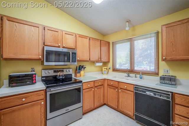 22130 River Ridge Trail, Farmington Hills, MI 48335