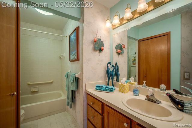 22130 River Ridge Trail, Farmington Hills, MI 48335