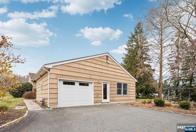 14 Longview Drive, Montville Township, NJ 07082