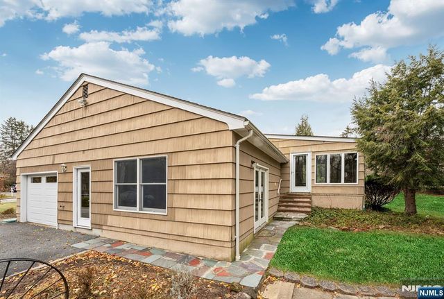 14 Longview Drive, Montville Township, NJ 07082