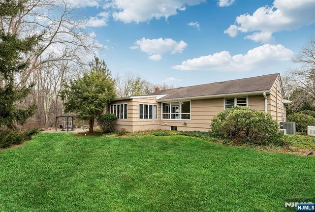 14 Longview Drive, Montville Township, NJ 07082