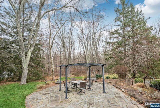 14 Longview Drive, Montville Township, NJ 07082