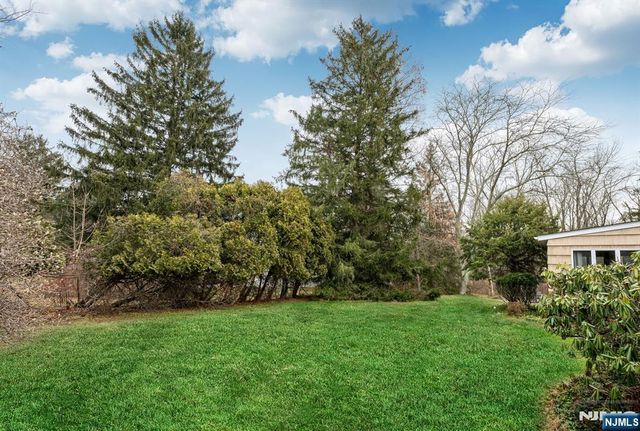 14 Longview Drive, Montville Township, NJ 07082