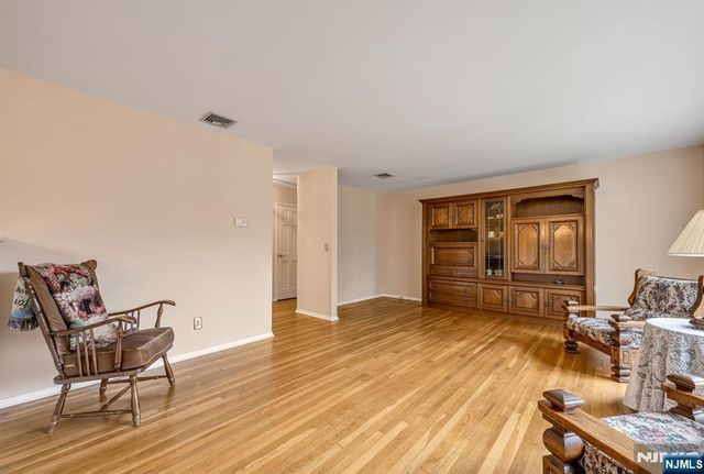 14 Longview Drive, Montville Township, NJ 07082