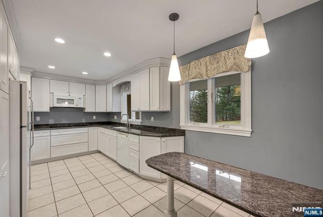 14 Longview Drive, Montville Township, NJ 07082